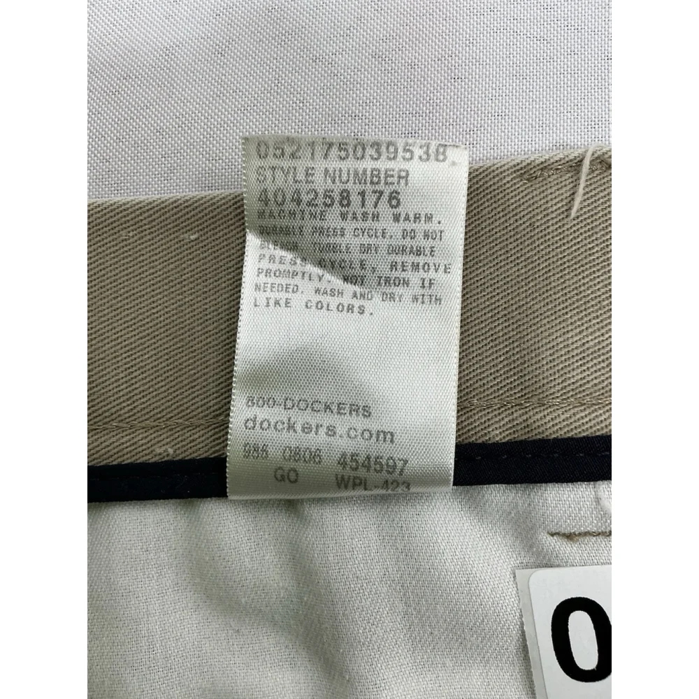 Men’s Excellent Condition Dockers Pleated Career Pants 42x30 Khaki